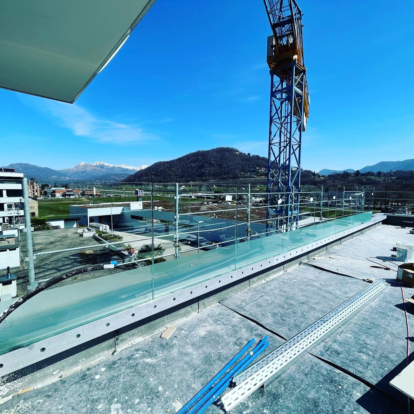 Installazione ALUSKY — parapetto in vetro