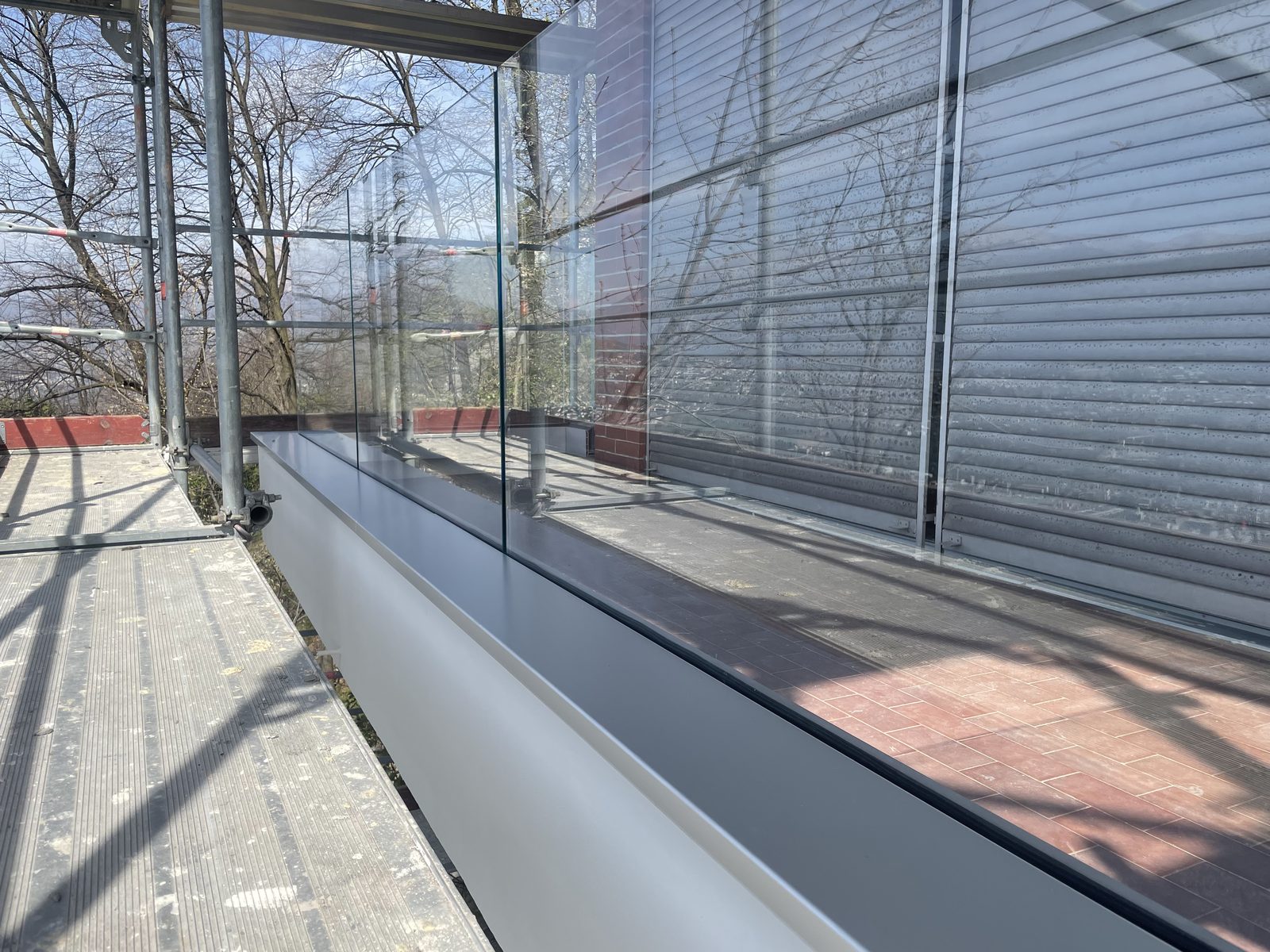 Installazione ALUSKY — parapetto in vetro