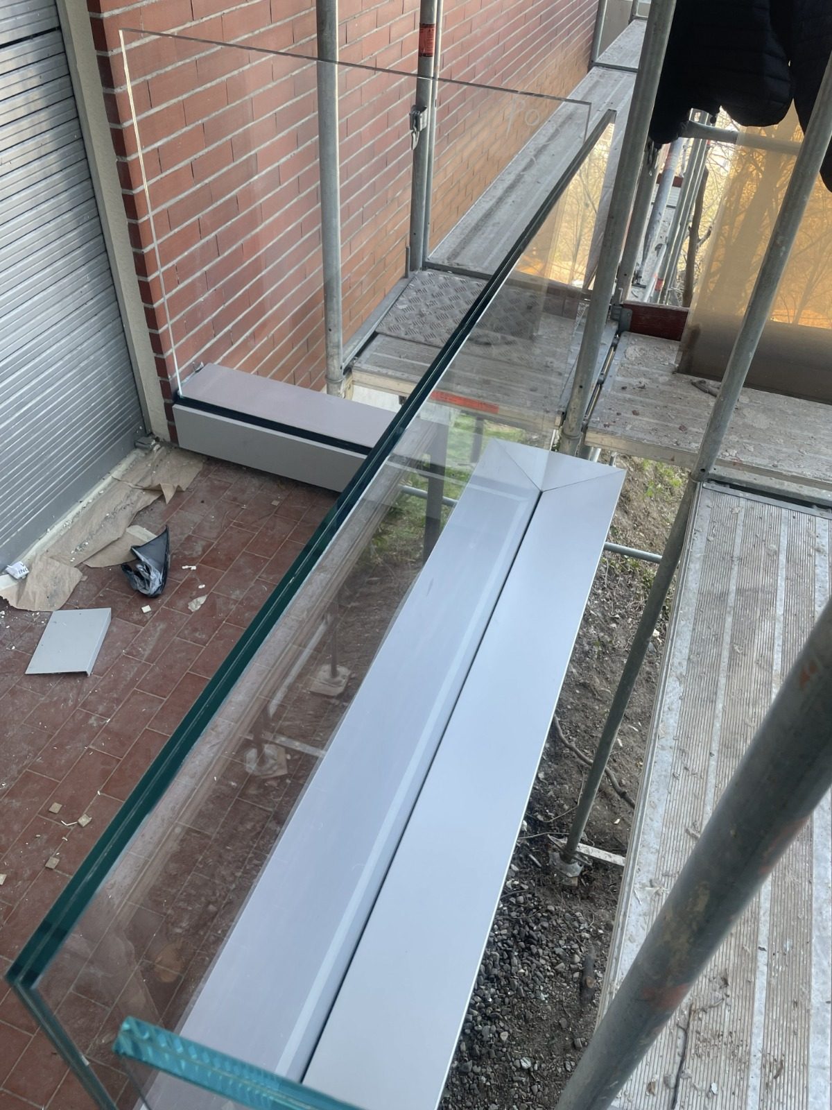 Installazione ALUSKY — parapetto in vetro