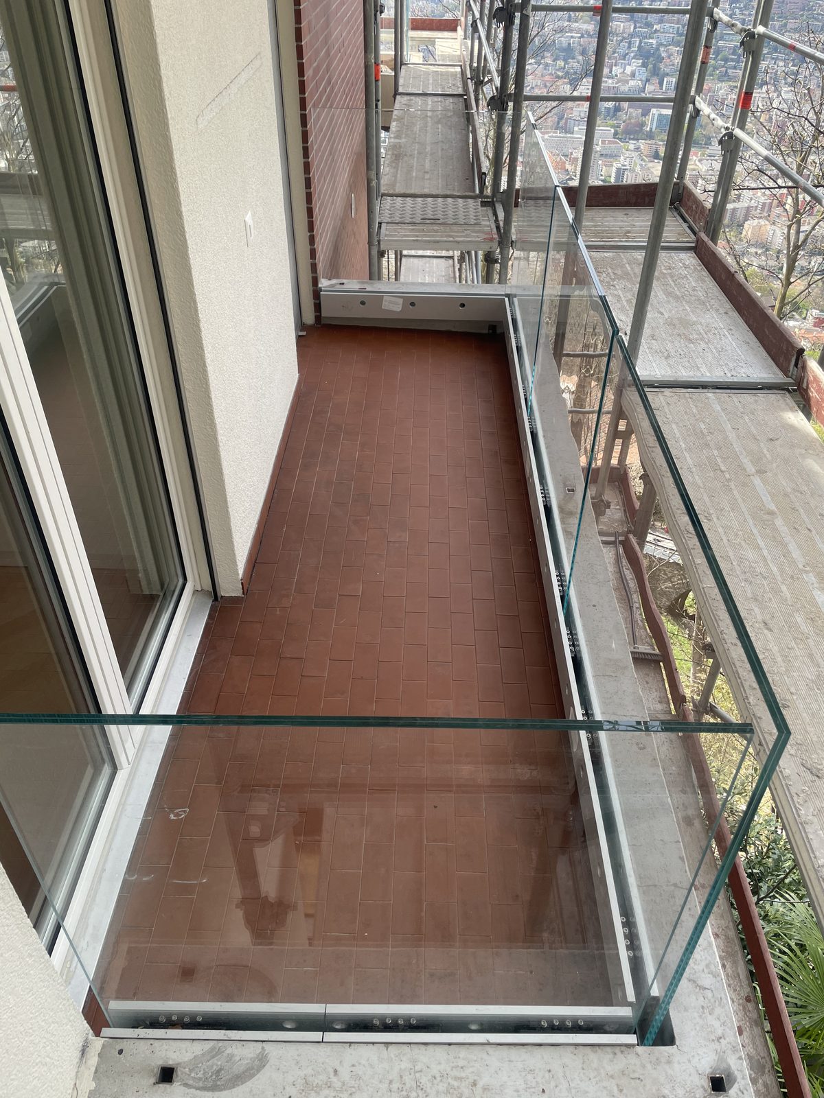 Installazione ALUSKY — parapetto in vetro
